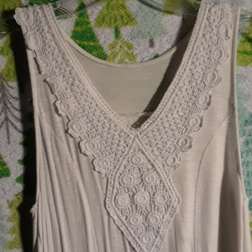 White V-neck tank top - Picture 2 of 4